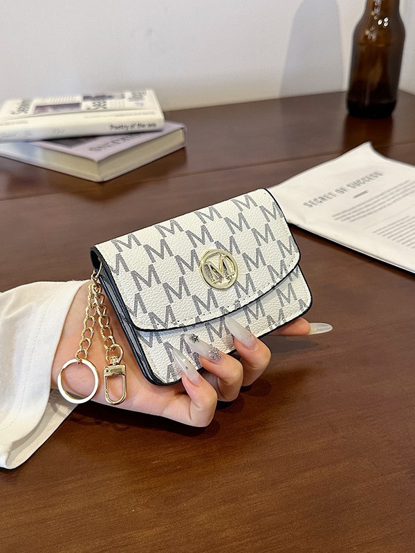 حافظة بطاقات من الجلد الصناعي  - مراجعة Monogram Keychain Leather وسعره