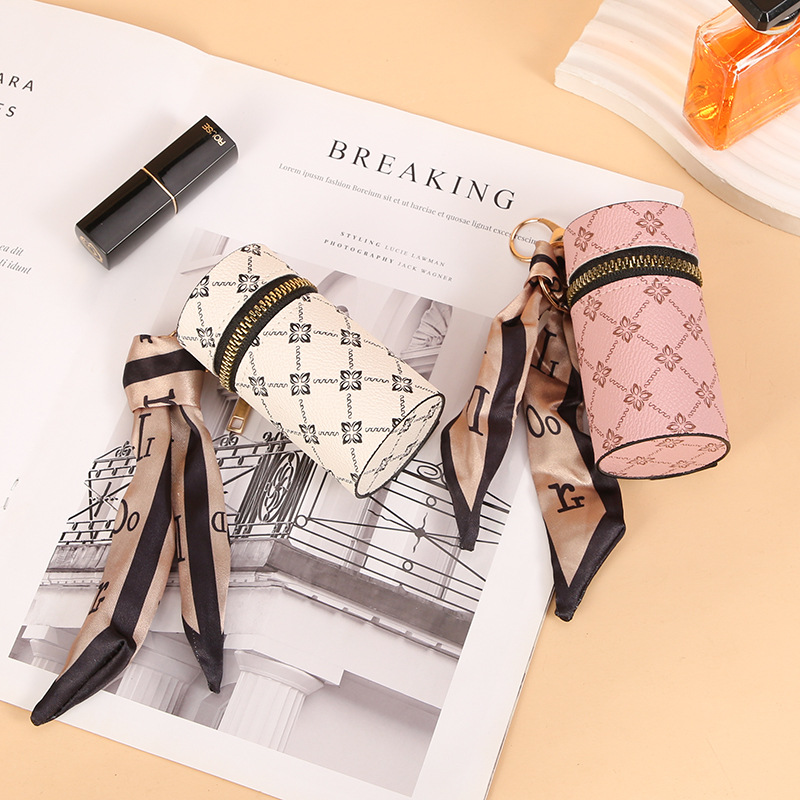 سلسلة مفاتيح أحمر الشفاه بنمط  - مراجعة Monogram Keychain Leather وسعره